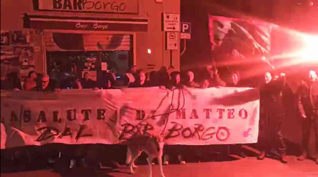 Pulmino antimulta "alla salute di Salvini", l'iniziativa goliardica di un gruppo di livornesi (Video)