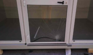 Scali Saffi, infranti alcuni vetri dei box prefabbricati