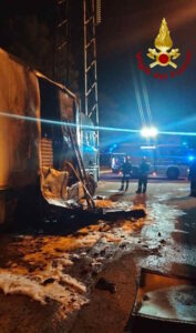 Fiamme nella notte a Cecina, due camion a fuoco in contemporanea