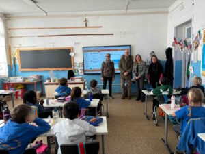 Nuova lavagna interattiva multimediale per i ragazzi della 3b delle Brin, l'ha donata dal consiglio di zona 3