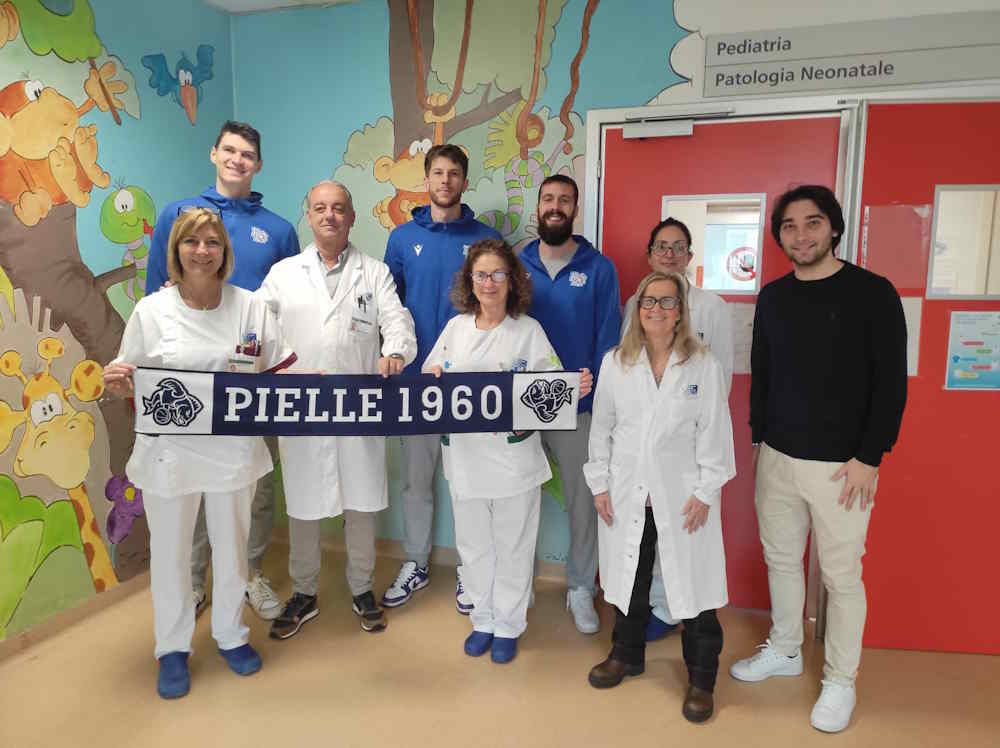 Ancora regali, affetto e ambitissimi selfie per i piccoli pazienti della Pediatria di Livorno. Oggi a far sentire la loro vicinanza ai piccoli degenti ci hanno pensato l'associazione "Il porto dei piccoli" venuti assieme al personale (sottocapo Marino Santa e comune Calia Francesco) della Direzione Marittima di Livorno guidata dall'Ammiraglio Giovanni Canu, e una rappresentanza della Pallacanestro Livorno (i giocatori Jacopo Vedovato, Matteo Paesano e Davide Bonacini accompagnati da Andrea Lazzerini e Vanessa Gori).  “Oggi siamo molto felici – conferma Roberto Danieli, primario del reparto di Pediatria accompagnato dalla coordinatrice infermieristica Elena Wust e da una parte del suo staff – di avere ricevuto la visita dell’associazione “Il Porto dei Piccoli” che da anni è una presenza costante per il nostro reparto assieme ai rappresentanti della Direzione Marittima con i quali esiste una storica collaborazione. Altrettanto piacere ci ha fatto la visita della Pallacanestro Livorno, un realtà molto apprezzata dai nostri piccoli e che ci ricorda l’importanza dello sport per una crescita in salute dal punto di vista fisico e psicologico”.