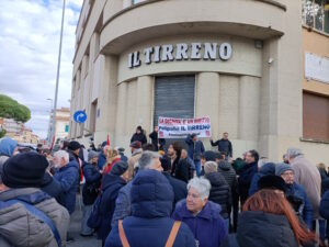 Artisti e sindacalisti al Goldoni: " I poligrafici Il Tirreno non si toccano". Dibattito e spettacolo