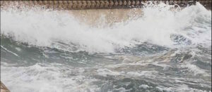 Allerta meteo mareggiata: fortunatamente solo "schizzi", nessun danno. In tanti a guardare