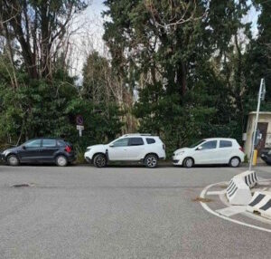 Autobus bloccati al cimitero dei Lupi per auto in sosta selvaggia AT pronta valute denunce per interruzione di pubblico servizio