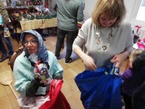 Gioia e magia a Shangay la Befana porta giochi, dolci e regala amore, sorrisi e felicità ai bambini del quartiere