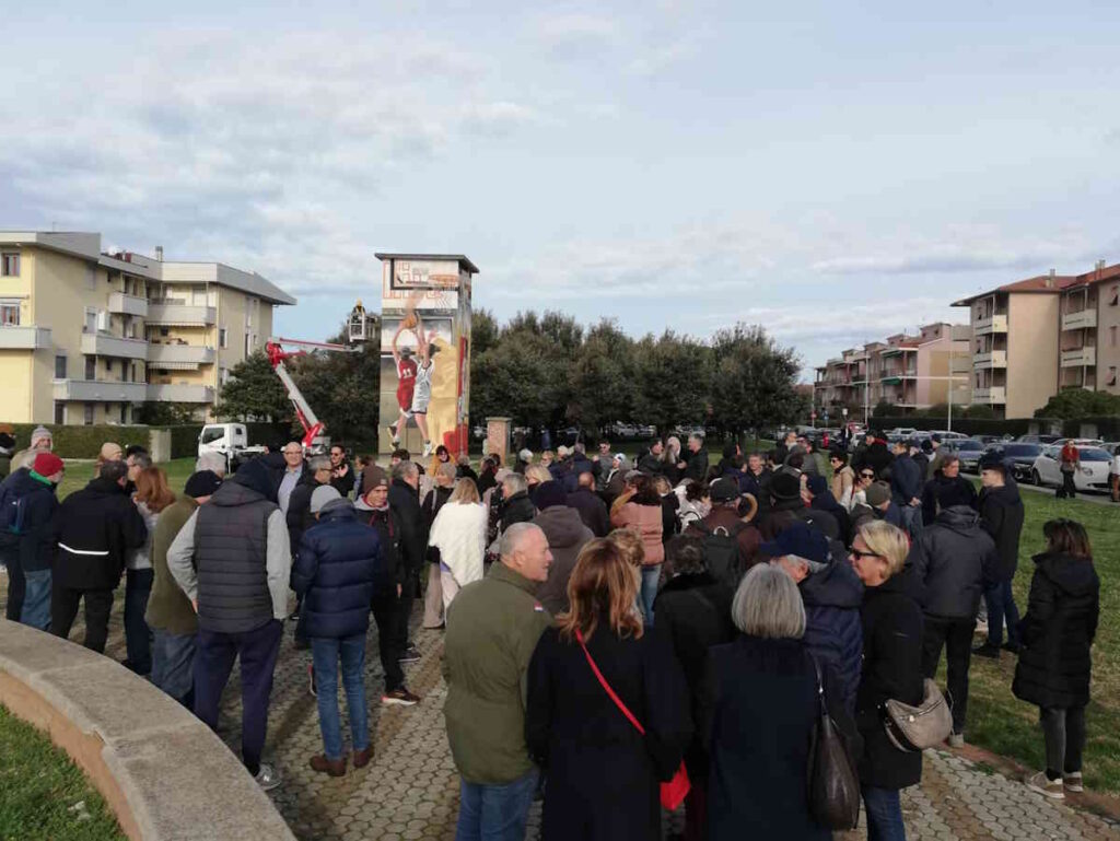 Inaugurato il murale dedicato a Ilaria Carella al Parco Lenci di Antignano