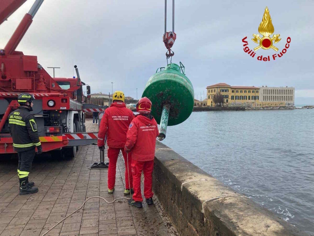 Livorno Rimossa la meda spiaggiata alla Bellana, intervento dei Vigili del Fuoco