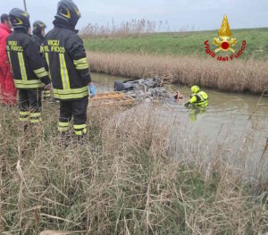 Muore a 38 anni sulla FiPiLi, auto vola dal cavalcavia e finisce nell'acqua