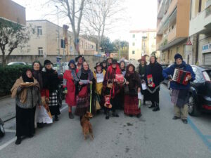 San Jacopo in festa le Befane portano allegria tra musica e tradizione (Foto e video)