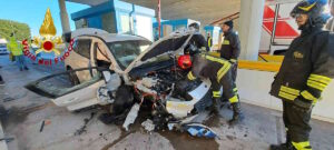 Si schianta al casello autostradale, auto distrutta, conducente miracolato