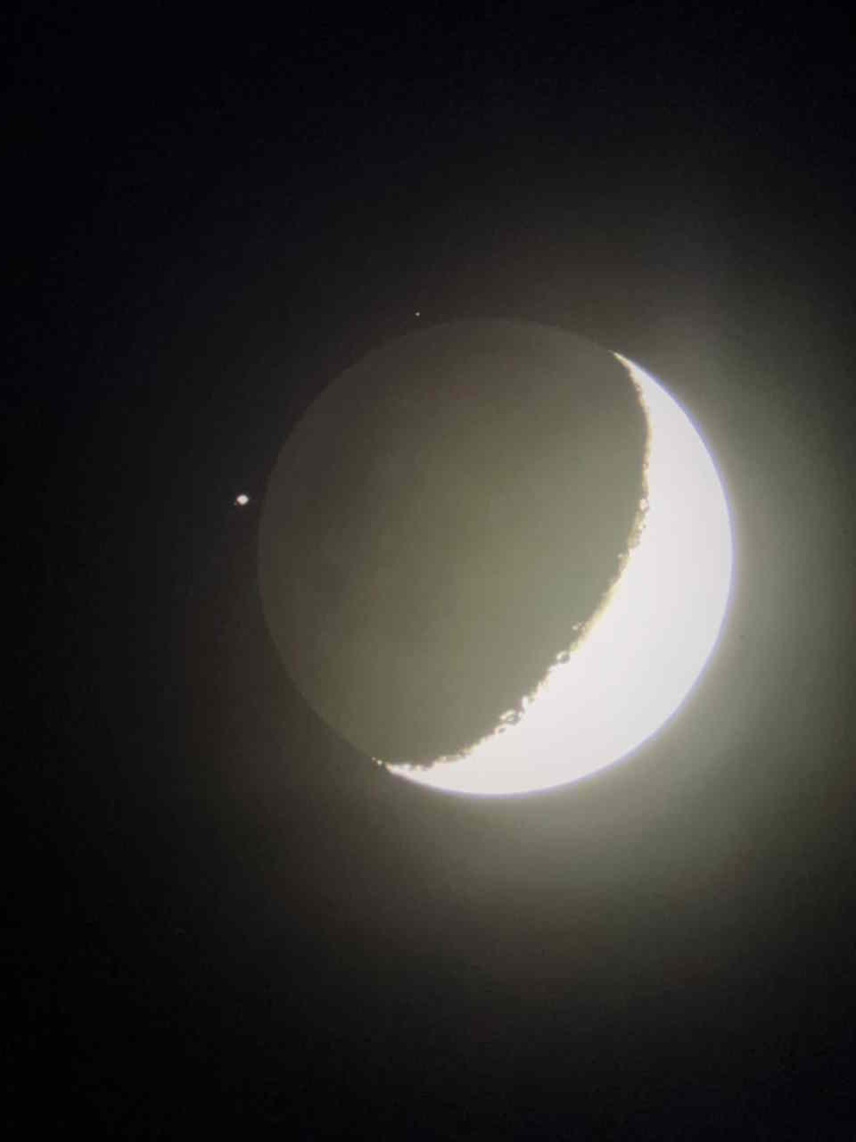 Spettacolo in cielo la Luna “occulta” Saturno, fotografato a Livorno da Luciano Milianti