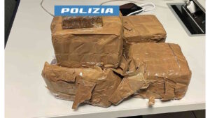 Trasporta 5 chili di hashish, arrestato un 21enne marocchinino