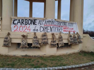 La "Befana" dei comitati consegna il carbone all'Amministrazione comunale