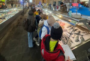 Alunni delle primarie a lezione di biologia marina ed ecologia della pesca