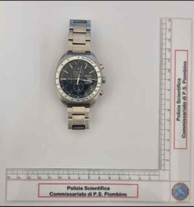 Ruba l'orologio ad un dipendente di un supermercato, denunciato