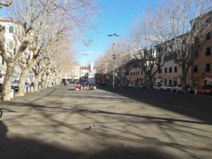 Mercatino di piazza XX, il vento fa saltare l'inaugurazione