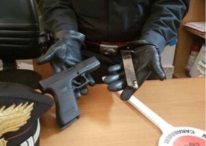 Estrae una Glock senza tappo rosso durante una lite, denunciato giovane e due suoi amici