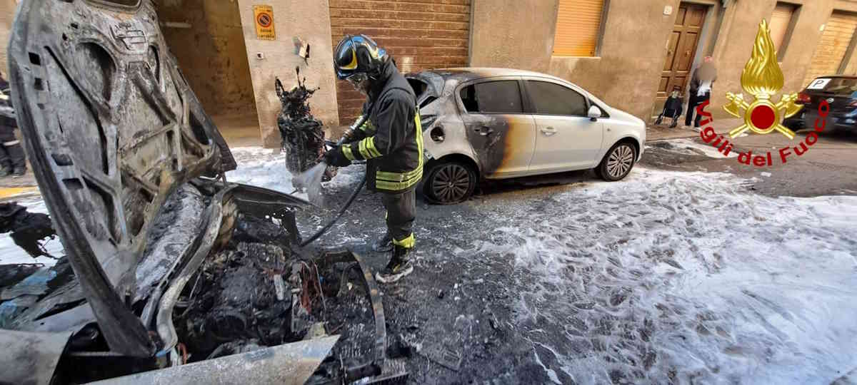 A fuoco auto a Gpl, danneggiati altri mezzi parcheggiati