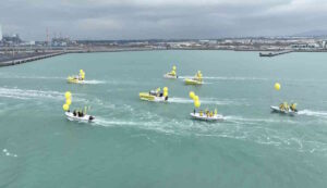 Agricoltori livornesi all'arrembaggio di una nave che trasporta prodotti stranieri. Azione eclatante