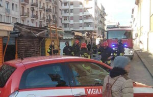 Incendio al mercato di via Buontalenti banco in fiamme