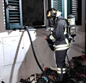 Incendio in un’abitazione a Rosignano Marittimo: una persona intossicata