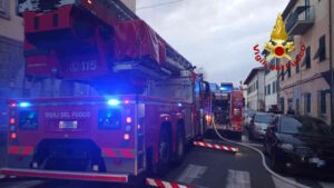 Incendio in un appartamento a Livorno vigili del fuoco in azione in via Gramsci