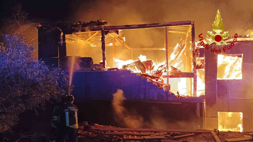 Incendio in un appartamento in costruzione a Capoliveri intervento dei Vigili del Fuoco