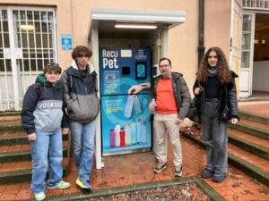 La scuola che ricicla il Cecioni installa un ecocompattatore e premia gli studenti