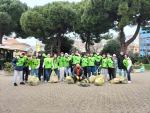 Lezione di ecologia Mister Green guida i ragazzi del Vespucci-Colombo nella pulizia del parco Centro Città