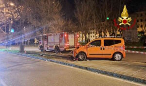 Livorno, auto contro palo dell'illuminazione in via D'Alesio intervengono i Vigili del Fuoco