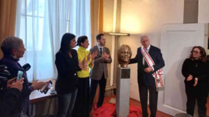 Morta a causa dell'hijab, la Toscana ricorda Mahsa Jina Amini martire del regime iraniano con una scultura