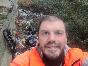 Mister Green ripulisce il Calambrone: "Un gesto per la natura e dedicato al padre Luca"