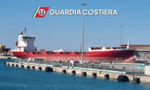 Nave da carico fermata in porto per gravi carenze 