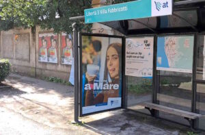 La branding agency livornese Zaki annuncia con piacere l’uscita della nuova e coinvolgente campagna pubblicitaria multisoggetto realizzata per il complesso commerciale Porta a Mare del Gruppo Igd Siiq S.p.A, uno dei punti di riferimento più importanti di Livorno per il quale lo scorso anno l’agenzia si è aggiudicata la gara per la gestione della comunicazione.  Una campagna crossmedia con decine di declinazioni on e offline fino a fine febbraio e nella seconda metà di maggio, con protagonisti i suoi abitanti più giovani: “i ragazzi di Porta a Mare”. Un gruppo di 11 protagonisti tra ragazzi e bambini scelti tra centinaia di candidati che si sono presentati al casting, organizzato in toto da Zaki per individuare chi avrebbe rappresentato agli occhi della comunità questo cuore pulsante della vita cittadina, con un nuovo messaggio carico di valore: “A❤️Mare”.  Questo è l'headline che Zaki ha forgiato per Porta a Mare come invito rappresentativo di tutta la campagna, per offrire un nuovo modo di vivere il complesso con una campagna che esprimerà al meglio il vero intento di questo luogo: contribuire al benessere e alla vita comunitaria della città, affermandosi non come semplice luogo di destinazione, ma come vera estensione di Borgo Cappuccini e parte integrante del tessuto urbano. Non a caso il payoff è una chiara promessa di valore: “A place to love”.  “È stato un traguardo di spessore e un vero piacere poter lavorare alla nuova identità di Porta a Mare, soprattutto con la squadra di giovani ragazzi che abbiamo reclutato e che si è dimostrata compatta fin dalle prime ore di shooting, una sinergia che abbiamo ricercato fin da subito e in cui abbiamo creduto con tutte le energie possibili” dichiara Stefano Pampaloni, CEO e founder di Zaki.  “Da questa constatazione abbiamo iniziato a parlare de “i ragazzi di Porta a Mare”. Abbiamo vissuto un gruppo che si è rivelato una vera e propria macchina che ha saputo ingranare subito la marcia giusta, finendo per esprimere senza volerlo l’intento stesso della campagna: vivere Porta a Mare come luogo di relazione e appartenenza” conclude Stefano.