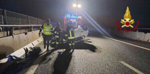 Auto si Ribalta sulla A12 tra Livorno e Collesalvetti: 35enne in Ospedale  Livorno, 13 febbraio 2025 – Nella notte appena trascorsa, intorno alle 00:23, un grave incidente stradale si è verificato lungo l’autostrada A12, nel tratto tra Livorno e Collesalvetti. Una Peugeot 206 si è ribaltata, rendendo necessario l’intervento dei Vigili del Fuoco di Livorno per mettere in sicurezza l’area e prestare assistenza.  Il conducente del veicolo, un uomo di 35 anni, è stato soccorso dai volontari della SVS e dall’auto medica giunta tempestivamente sul posto. Dopo le prime cure, il 35enne è stato trasportato in ospedale per gli accertamenti del caso.  Sul luogo dell’incidente è intervenuta anche la Polizia, incaricata dei rilievi per stabilire l’esatta dinamica del sinistro. Al momento non sono note le cause che hanno portato al ribaltamento del mezzo, ma non si esclude l’ipotesi di una perdita di controllo da parte del conducente.  L’episodio ha causato rallentamenti temporanei alla circolazione, ma grazie all’intervento delle squadre di soccorso, la viabilità è stata ripristinata in tempi brevi. Fortunatamente, non risultano coinvolti altri veicoli nell’incidente.