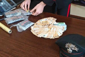 850 grammi di droga e 7mila euro in casa, disarticolata centrale di spaccio gestita da 30enne nordafricano