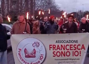 Femminicidio, Rosignano ricorda Francesca con tante fiaccole