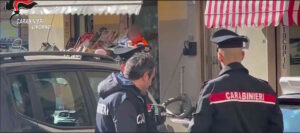 Non si campa di sola frutta: in negozio droga, Viagra e furto di energia