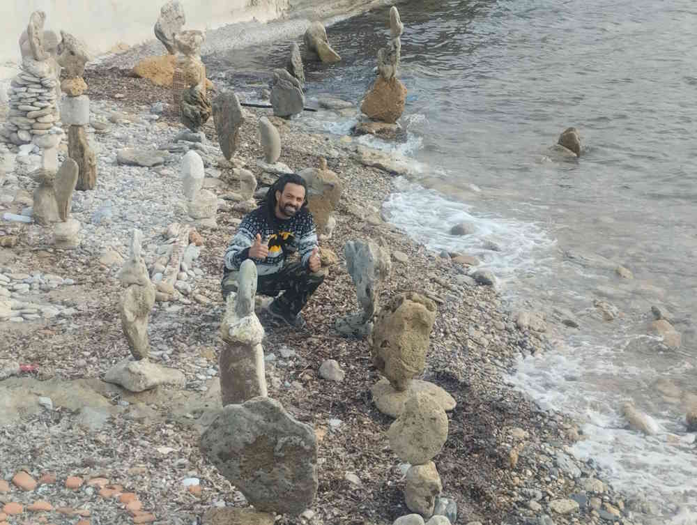 La spiaggetta della Terrazza Mascagni si trasforma in una galleria d'arte con innumerevoli opere di stone balance