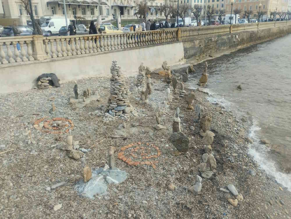 La spiaggetta della Terrazza Mascagni si trasforma in una galleria d'arte con innumerevoli opere di stone balance