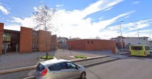 Ruba nella scuola d’infanzia e si nasconde a terra coperto dai teli, denunciato un guineano