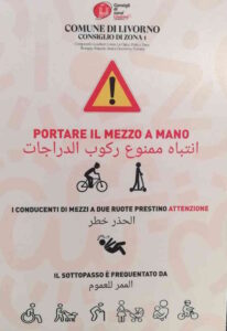 Pedoni più sicuri da bici e monopattini che sfrecciano sul marciapiede, Il comune installa cartelli in Italiano e Arabo
