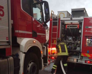 Incendio in via Gramsci: una persona intossicata, recuperate due bombole di GPL