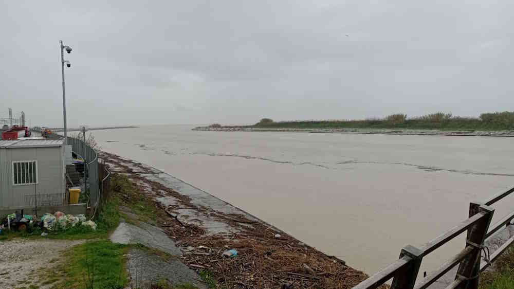 Allerta meteo Rossa, la foce dello Scolmatore a Calambrone