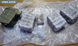 Oltre due chili di hashish nello scooter, arrestato 38enne livornese. "Brutti momenti per passeggero estraneo ai fatti"