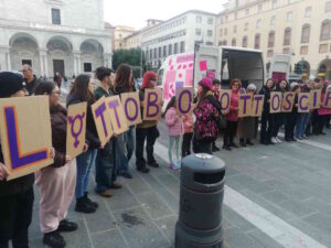 Livorno, 8 marzo: il corteo di Non Una di Meno attraversa la città per lo sciopero transfemminista