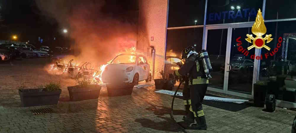 A fuoco auto di un concessionario, ingenti danni in via Provinciale Pisana