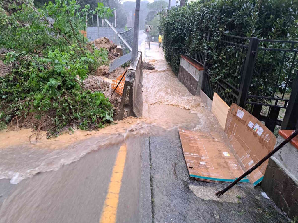 Allerta Rossa, frana a Nugola, parte di casa nel vuoto