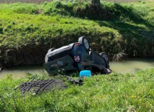Nugola, auto si ribalta e finisce nel fosso