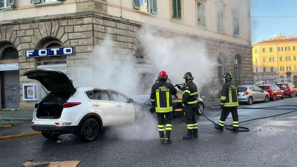 Auto in fiamme a Livorno paura in piazza della Repubblica, traffico in tilt